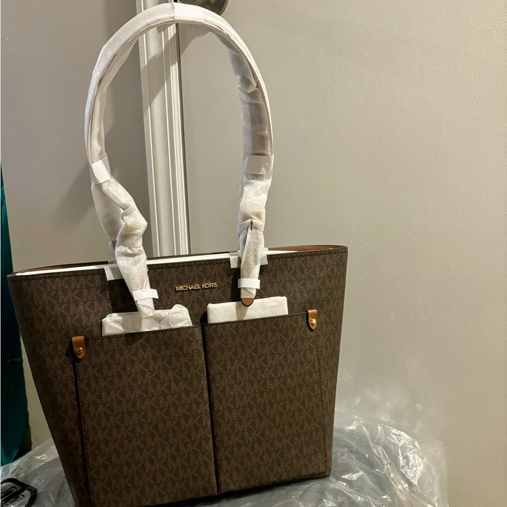 NEW MICHAEL KORS JET SET TRAVEL MEDIUM DOUBLE POCKET TOTE SHOULDER BAG.